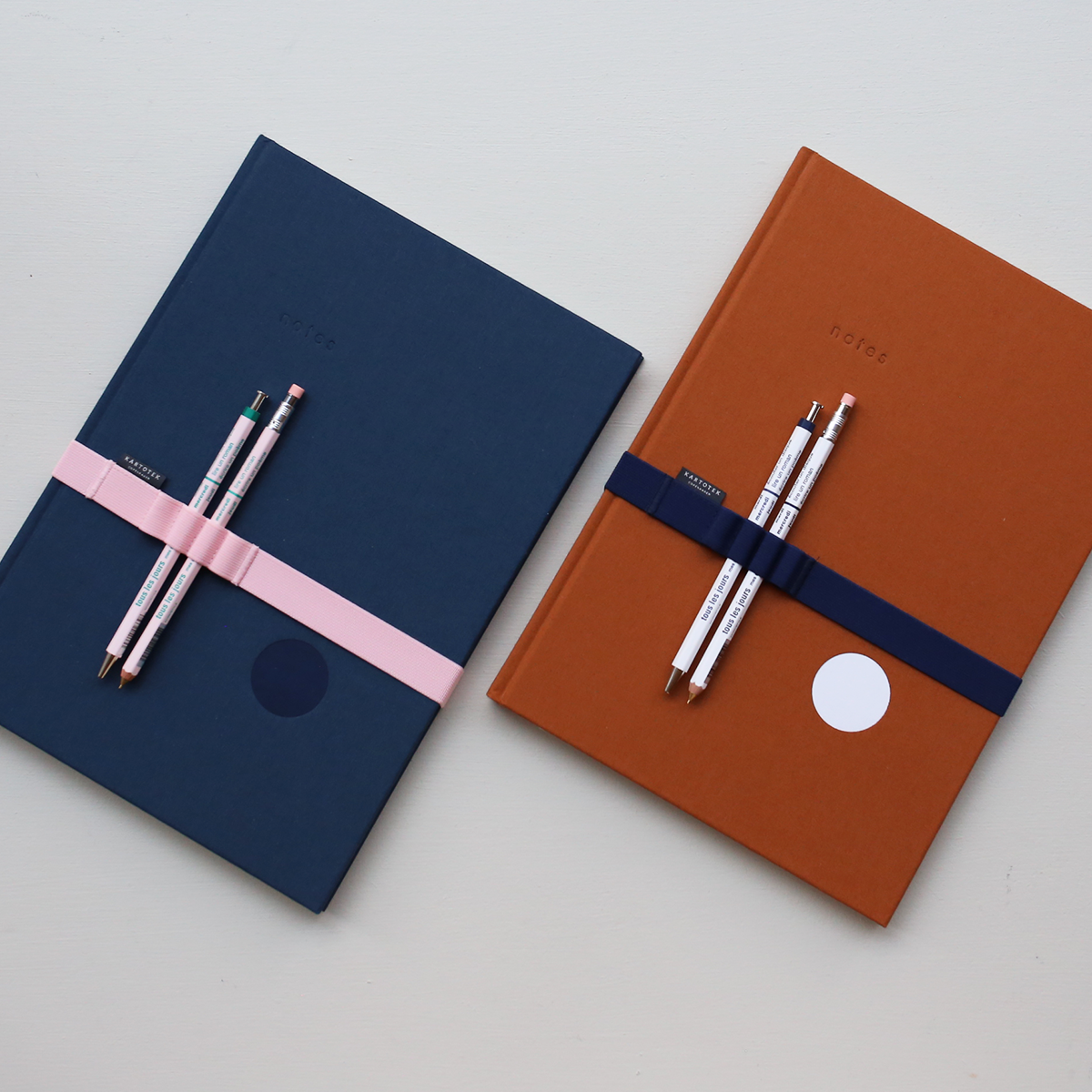 ELASTIKHOLDER TIL PENNE A4 // PINK
