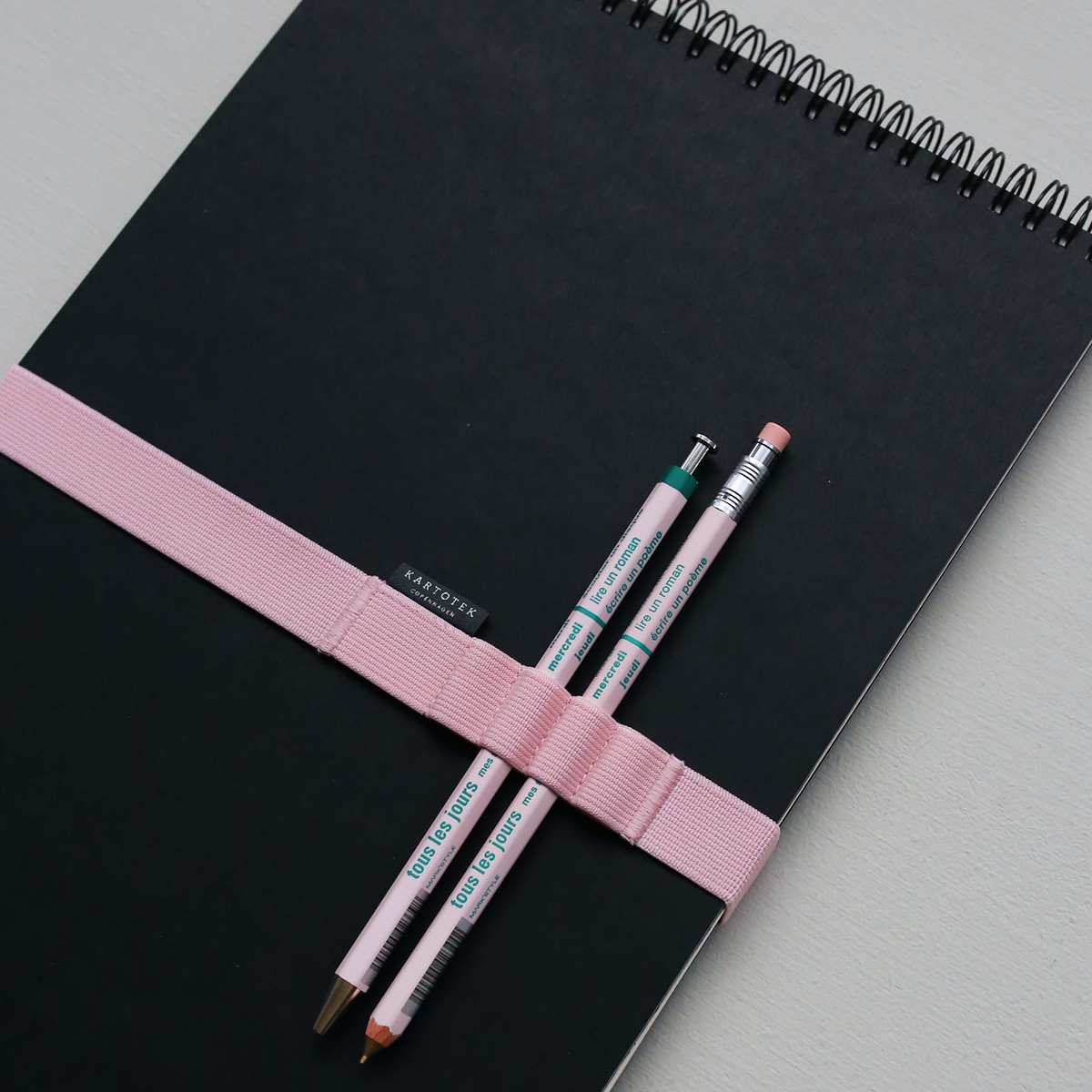 ELASTIKHOLDER TIL PENNE A4 // PINK