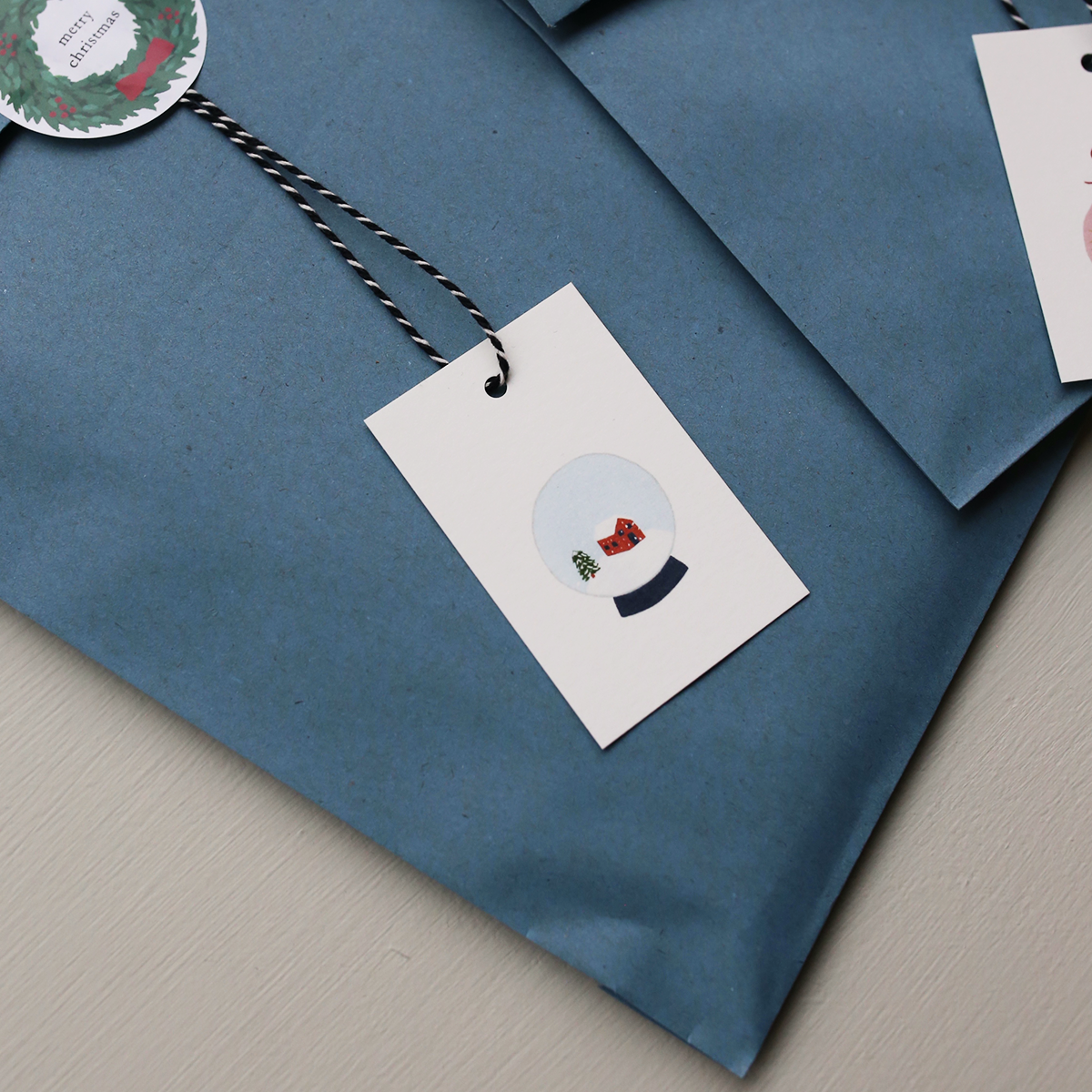 products/SnowGlobe_Gifttags_Stylebillede_01_994a8b30-88bc-487c-8d30-4c9b4e37e66e.png