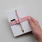 ELASTIKHOLDER TIL PENNE A6 // PINK