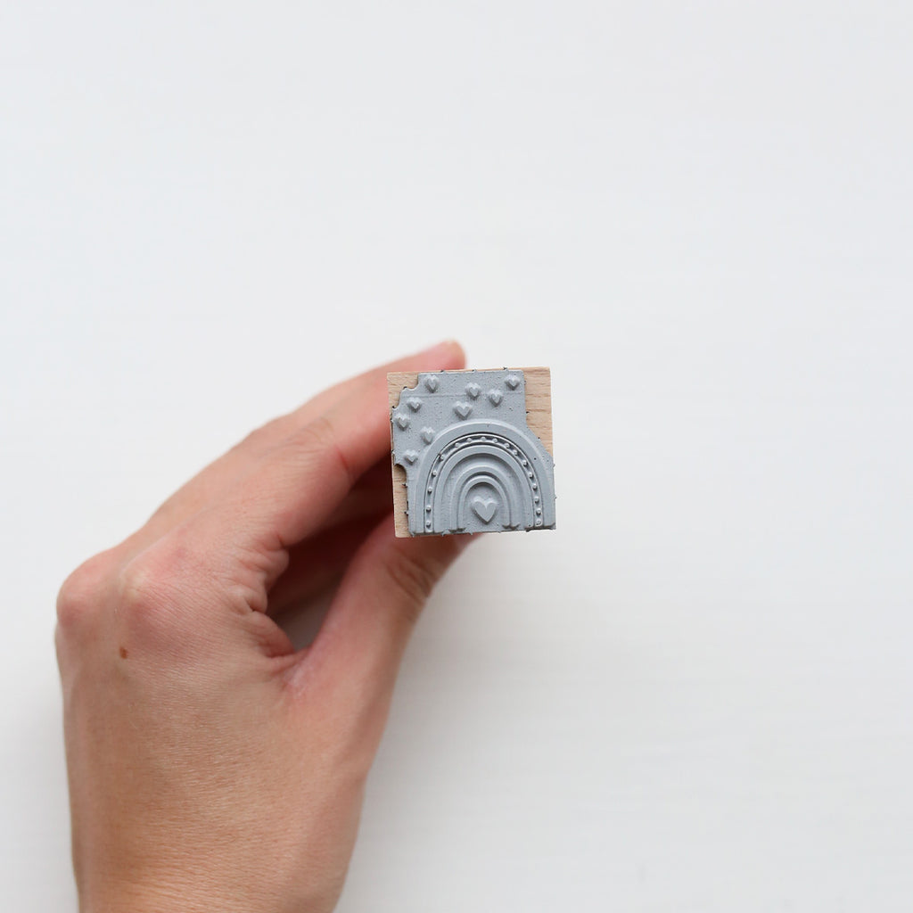 STEMPEL // REGNBUE MED HJERTER