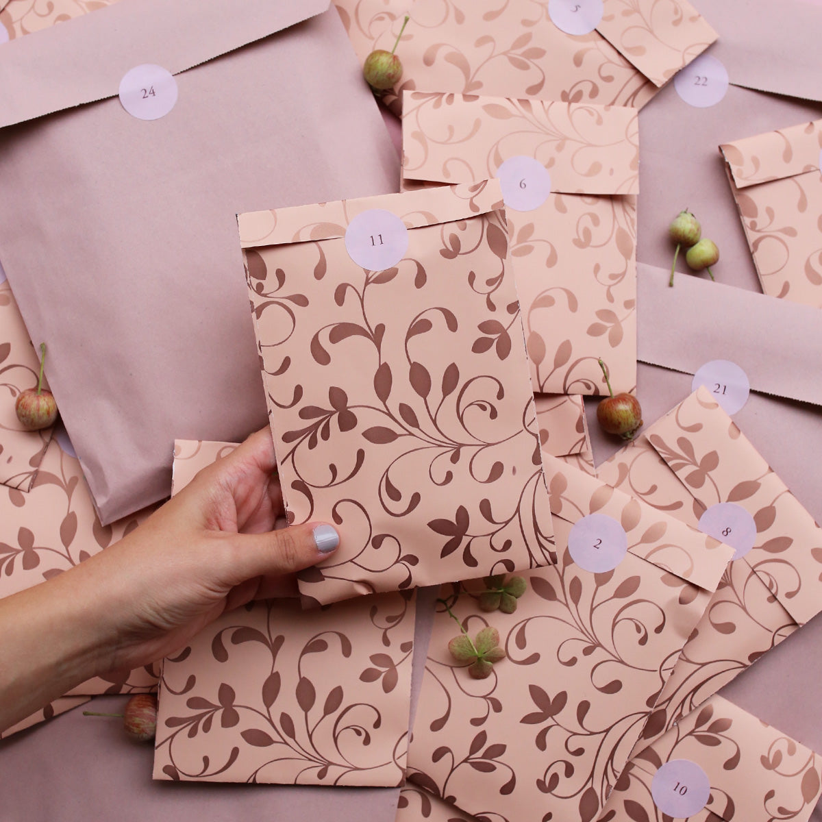ROSE PATTERN PAPER GIFT BAG // S