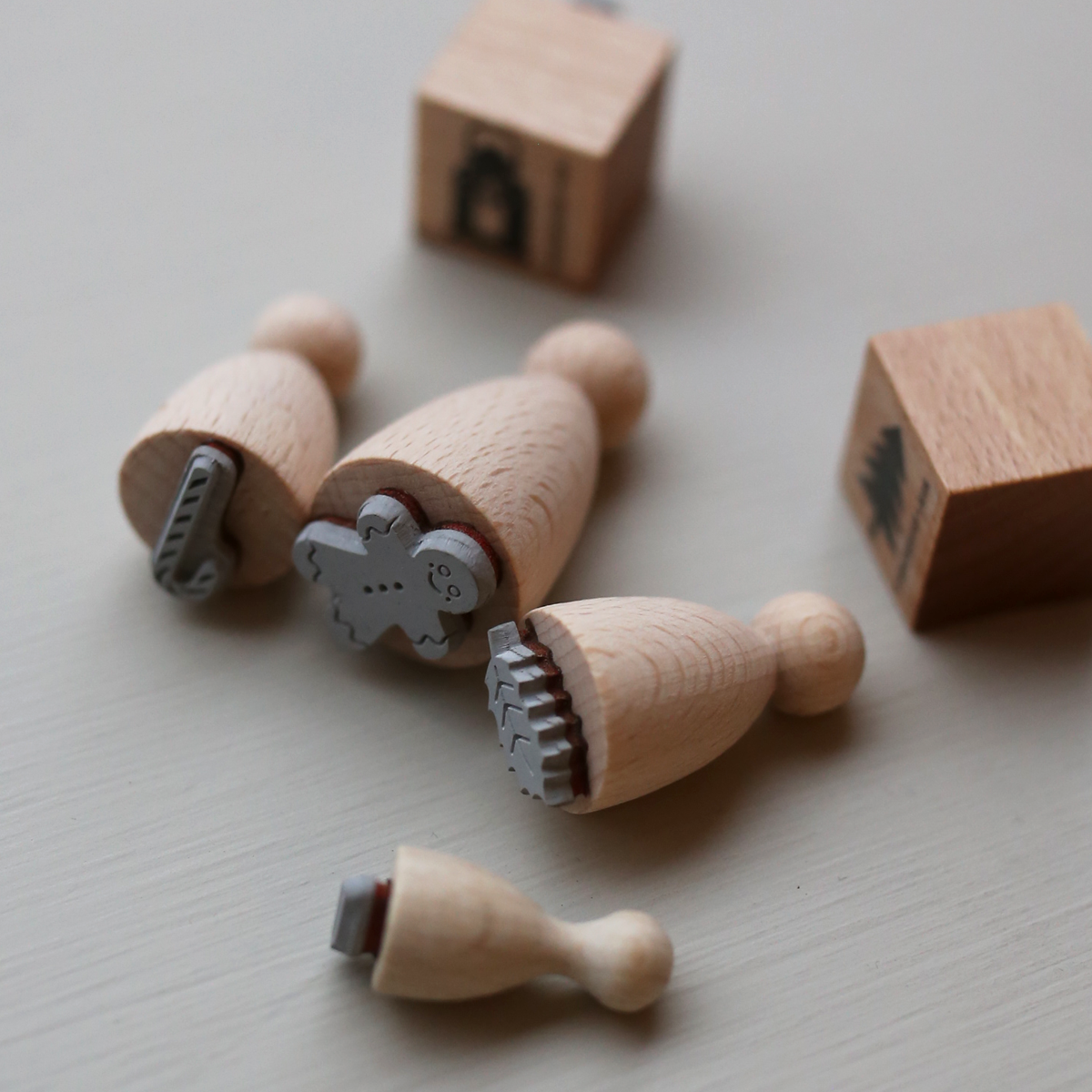 STEMPEL // HONNINGKAGEMAND